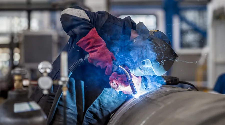 Improving welding quality with a controlled shielding gas atmosphere